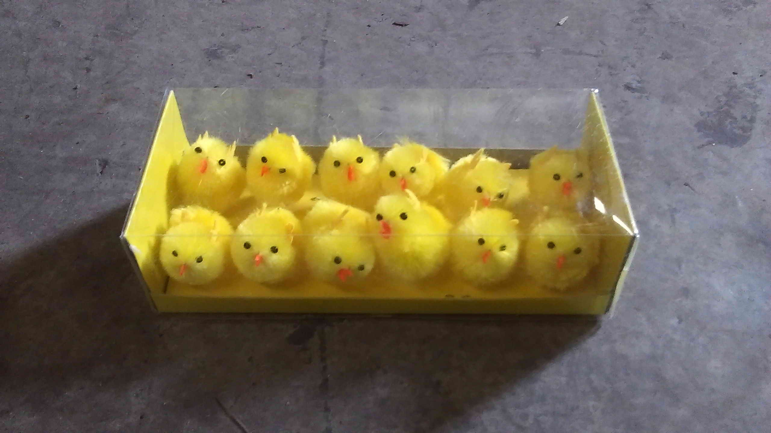 26E2, 43057, 12 chicks 3.8cm yellow