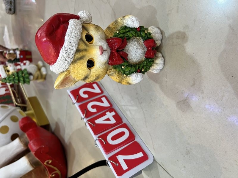 70422, Xmas Cat Holding Christmas Wreath H19.6cm