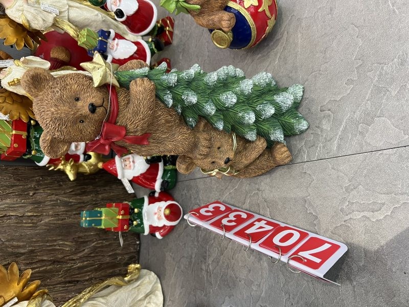 70433, Xmas Two Bears Holding Christmas Tree H37.5cm