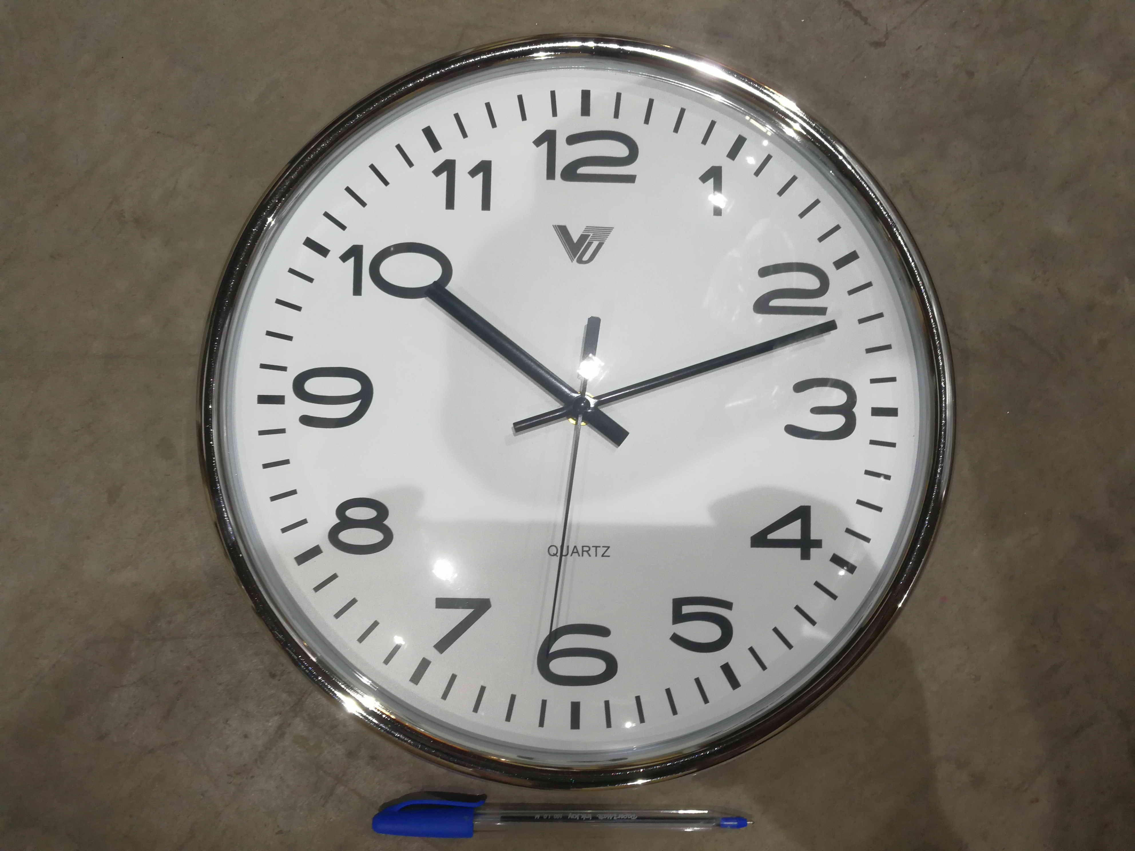 Shinny frame round wall clock