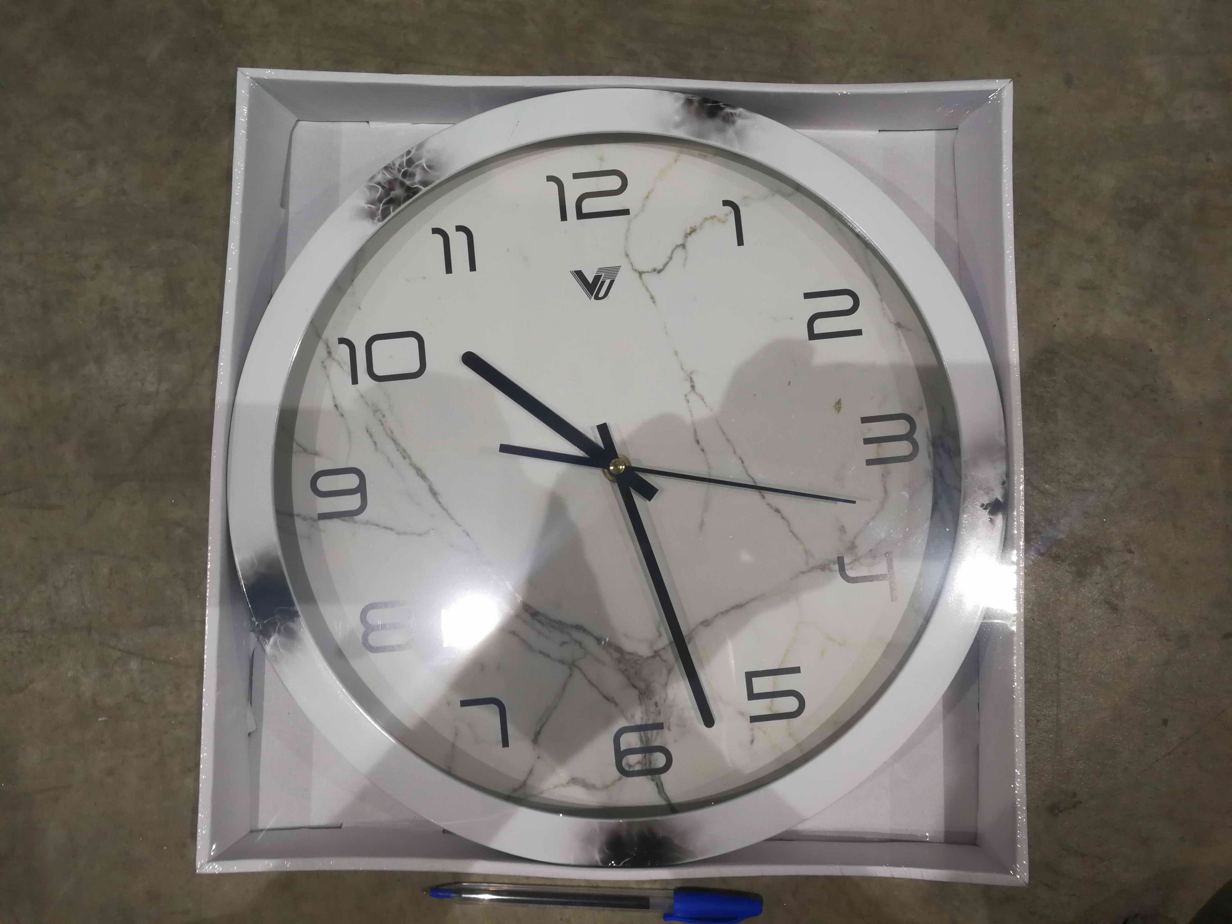 Marbling round clock