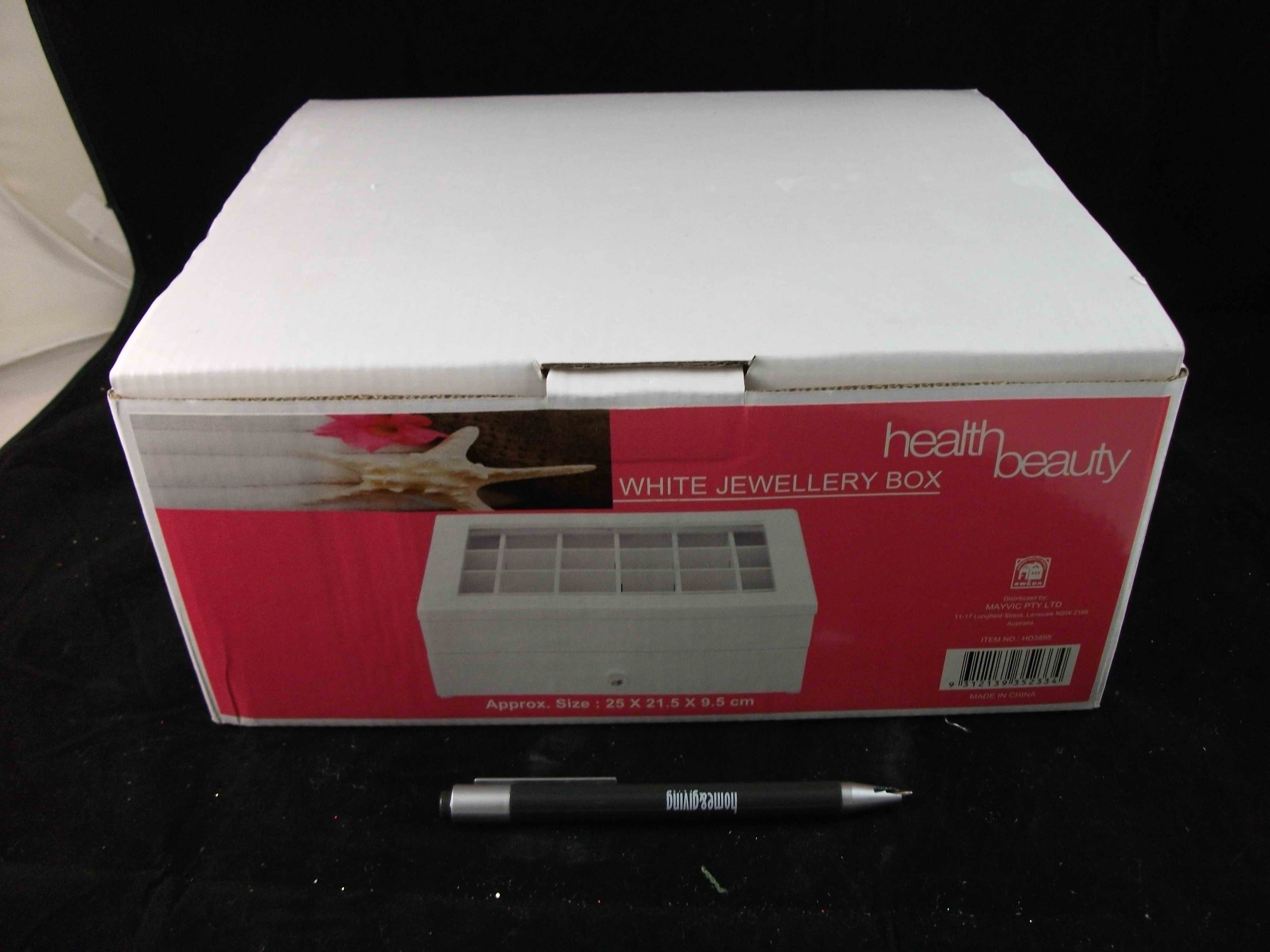 WHITE JEWELLRY BOX W/JEWELKNOB (M)