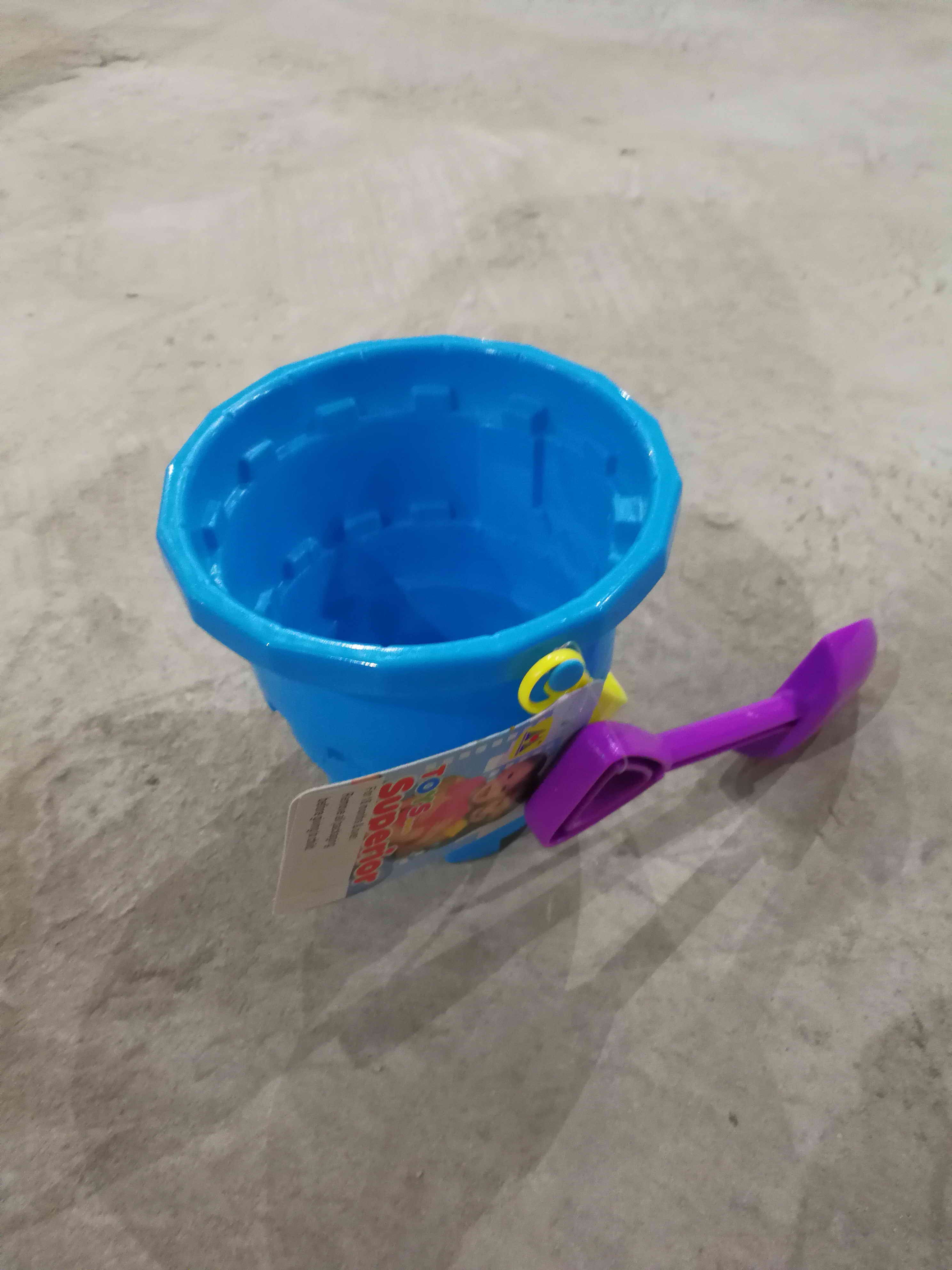 MOULDED BUCKET W/SPADE
