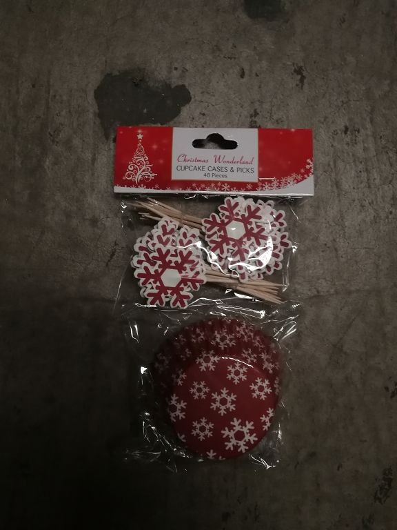 X18, XU0148, CUPCAKE CASES AND PICKS 48 PCS 3 ASSTD