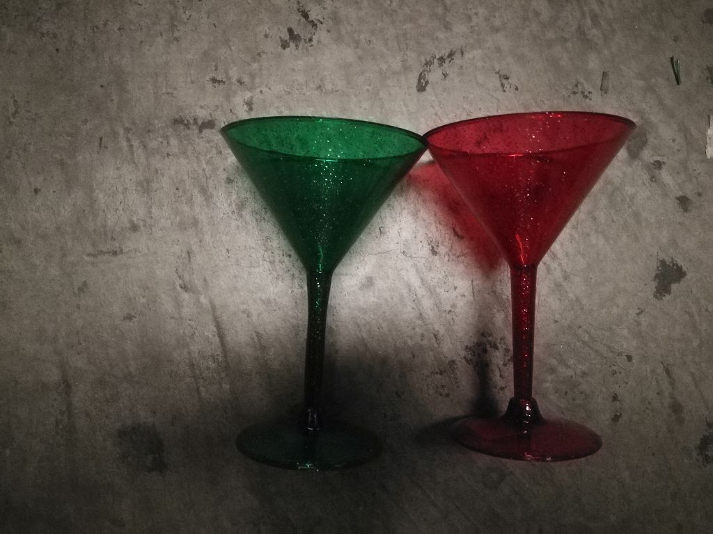 X18, XU0678, MARTINI GLASS ACRYLIC W/GLITTER R/G ASST