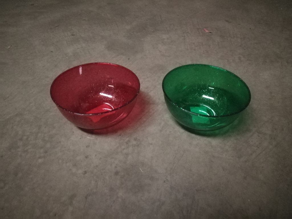 X18, XU0681, SNACK BOWL SMALL W/GLITTER R/G ASST