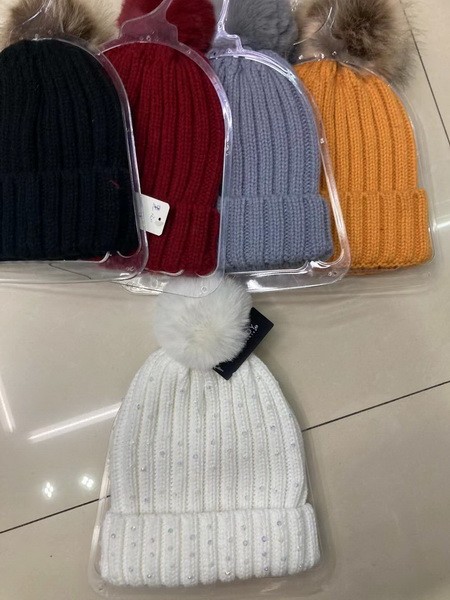 64100, winter beanie pom pom & splints